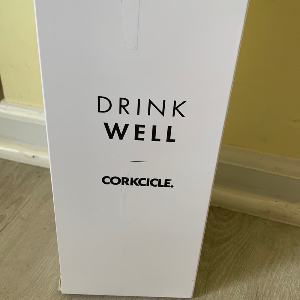 Get noticed with this beautiful BRAND NEW Corkcicle 25 oz. Canteen Prismatic.